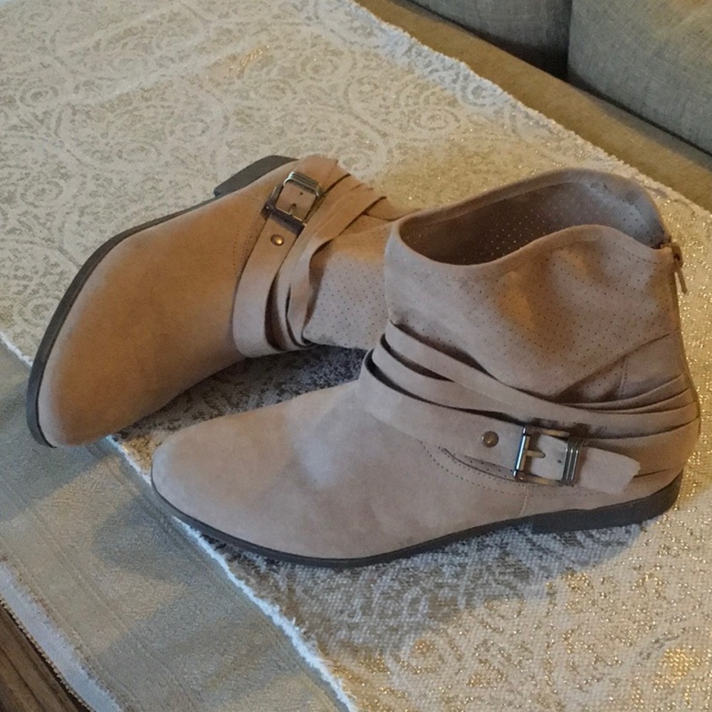 Carlos Santana tan suede Ankle Boots size 10